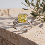Vidéo bague Faubourg 1925 diamant Asscher jaune sur pierre et olivier - Lauredi