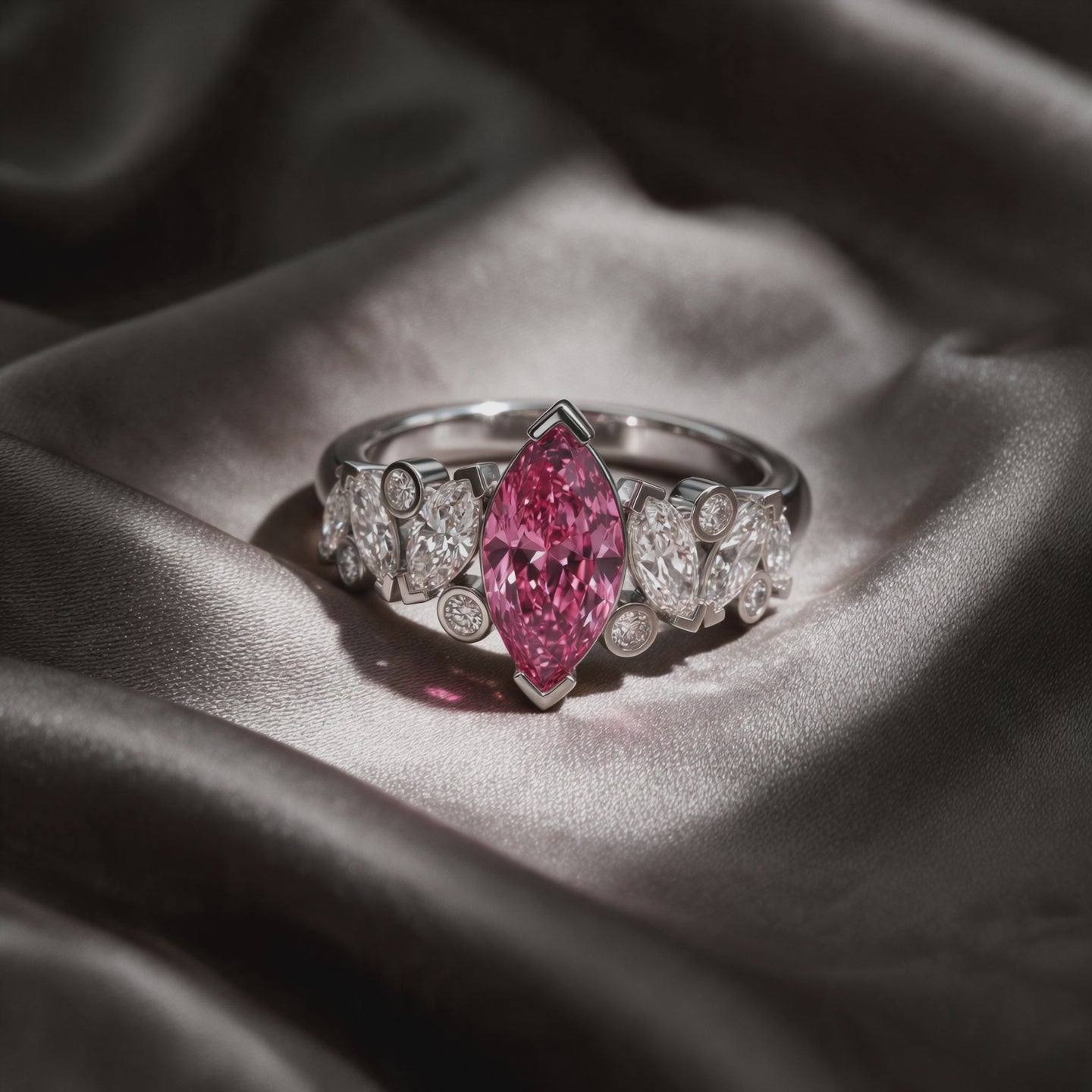 Vidéo bague Mme La Marquise diamant marquise rose sur satin - Lauredi