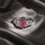 Vidéo bague Mme La Marquise diamant marquise rose sur satin - Lauredi