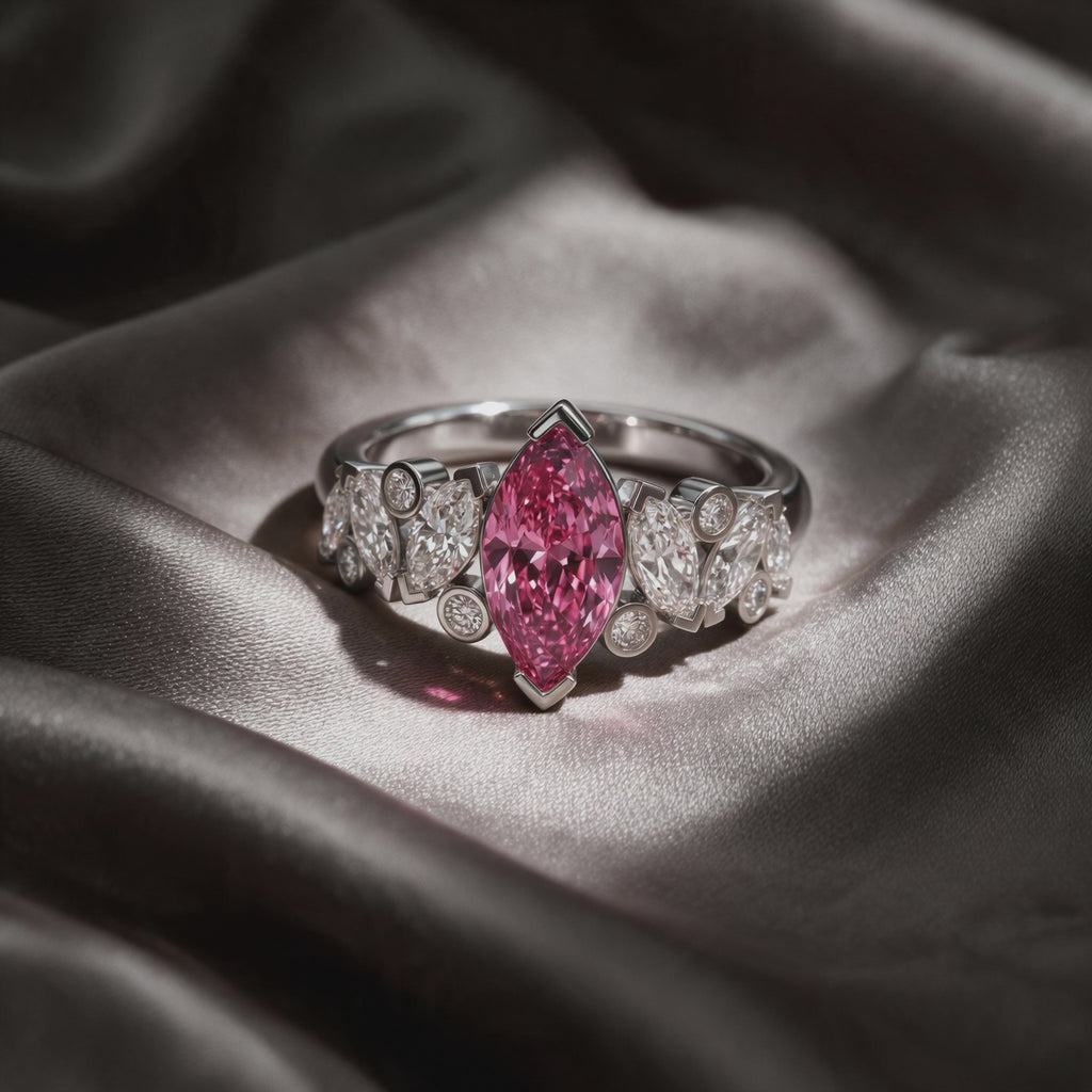 Vidéo bague Mme La Marquise diamant marquise rose sur satin - Lauredi