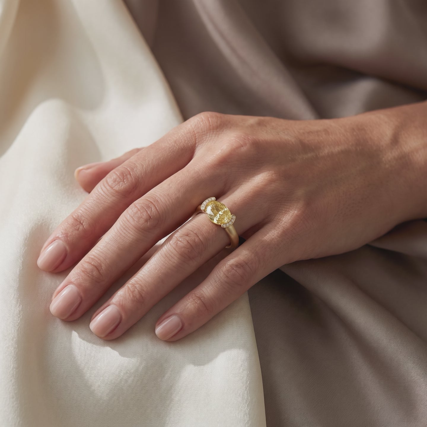 Vidéo bague Christine diamant taille émeraude portée au doigt - Lauredi