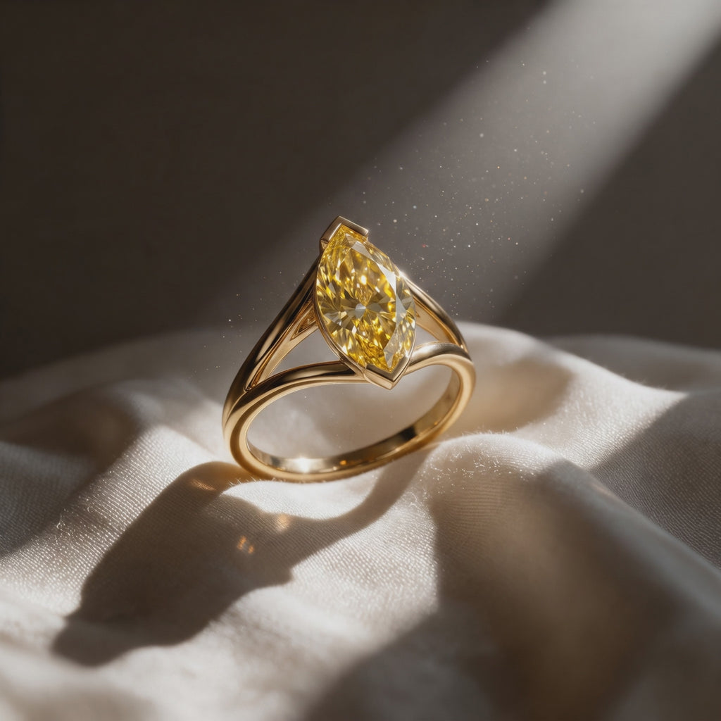 Vidéo solitaire Mme La Marquise diamant marquise jaune sur satin - Lauredi