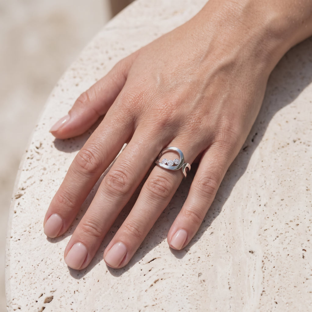 Vidéo bague Loop solitaire diamant poire portée au doigt - Lauredi