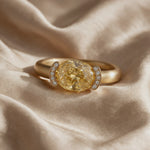 Vidéo bague Christine "pinkie ring" diamant jaune sur satin - Lauredi