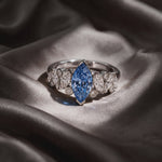 Vidéo bague Mme La Marquise diamant marquise bleu sur satin - Lauredi