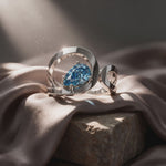Vidéo bague Loop solitaire diamant poire bleu sur satin - Lauredi