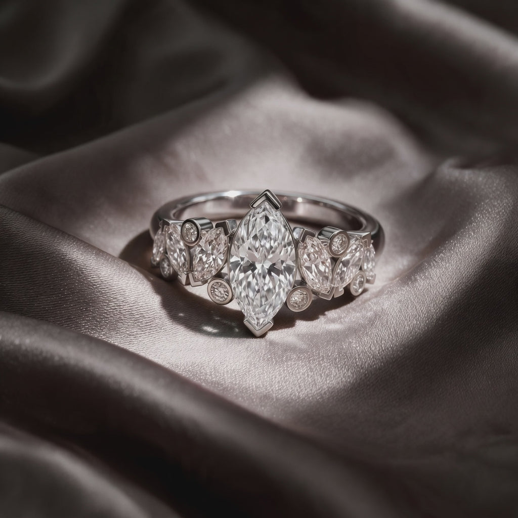 Vidéo bague Mme La Marquise diamant marquise blanc sur satin - Lauredi