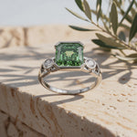 Vidéo bague Faubourg 1925 diamant Asscher vert sur pierre et olivier - Lauredi