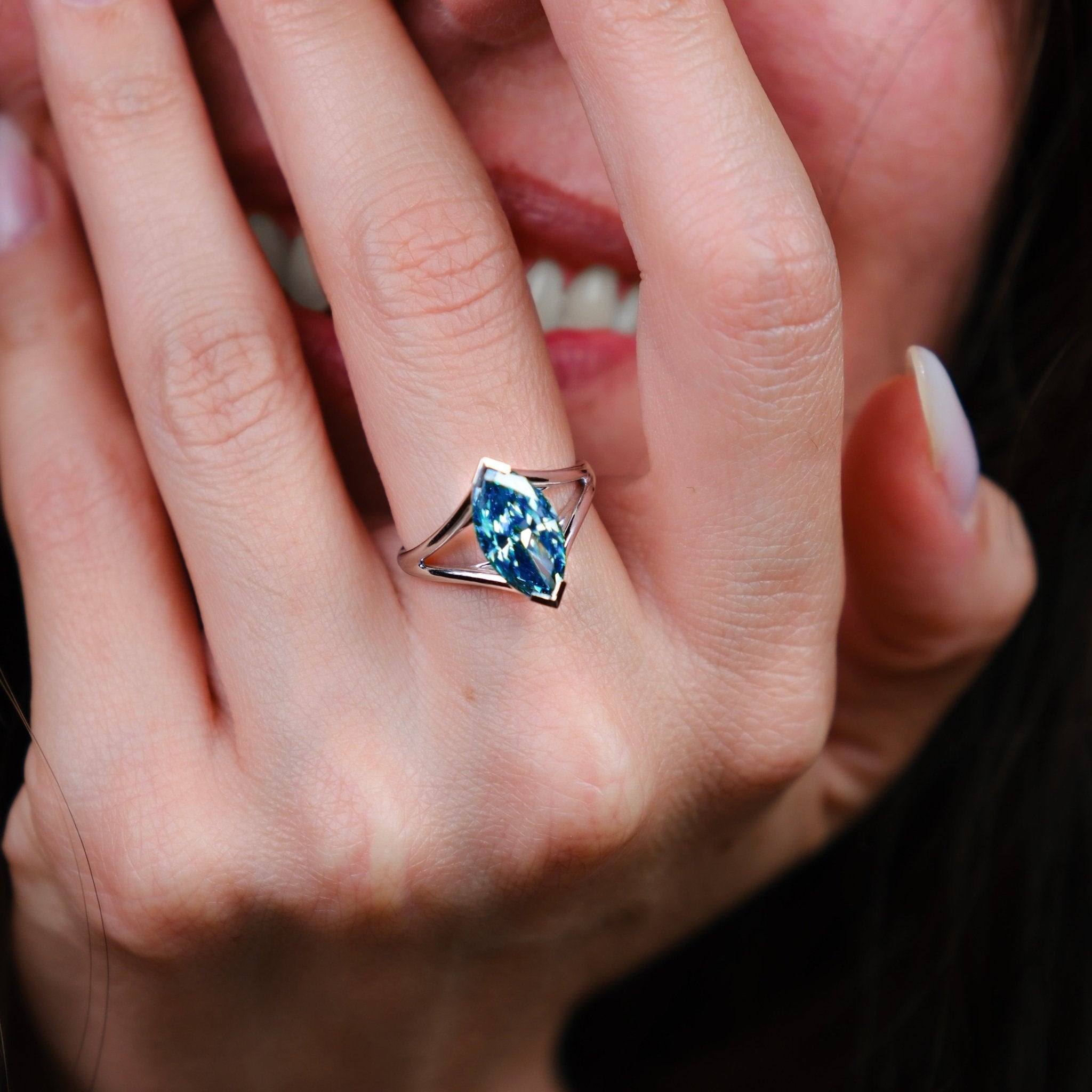 Solitaire Mme La Marquise en or recyclé 18 carats, diamant de laboratoire taille marquise bleu – Lauredi